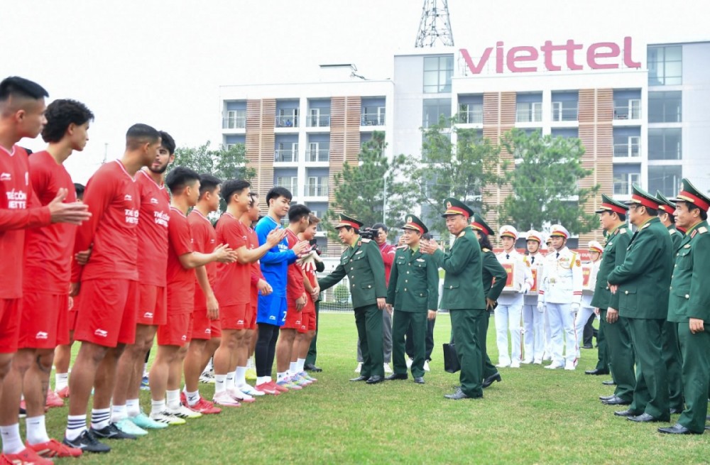 Đoàn công tác Bộ Quốc phòng lắng nghe báo cáo và trao đổi về công tác quản lý, vận hành, đào tạo và phát triển thể thao tại Công ty Thể thao Viettel