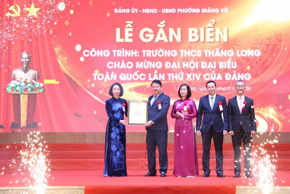 Hà Nội: Phường Giảng Võ gắn biển công trình trường học chào mừng Đại hội XIV của Đảng