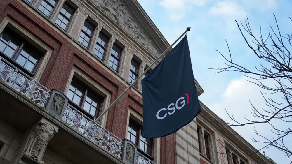 Lá cờ có logo của CSG NV trong quá trình niêm yết cổ phiếu công ty tại Euronext Amsterdam