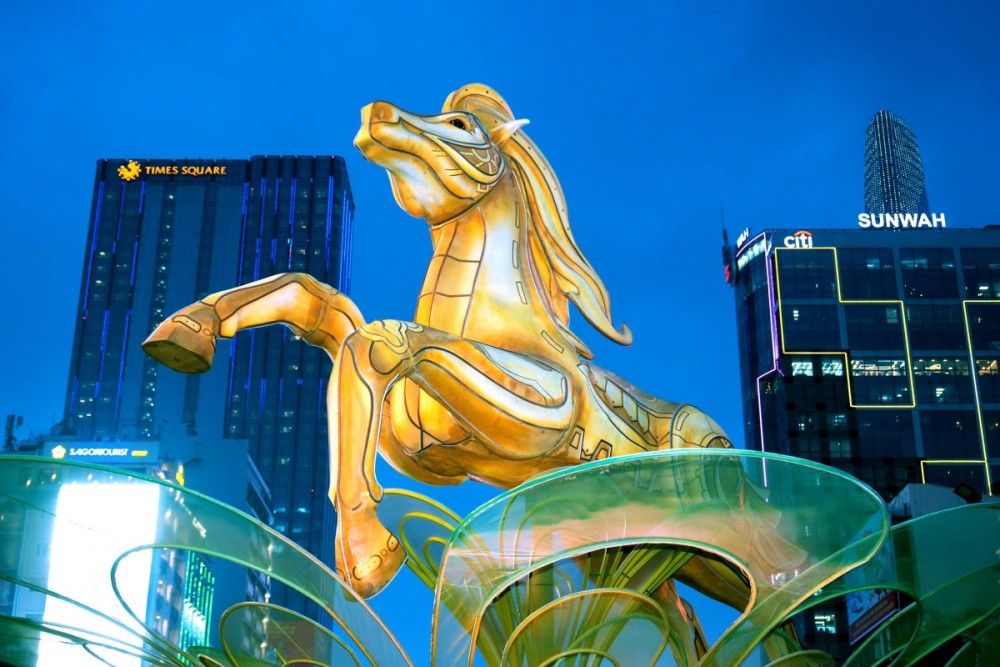 Linh vật ngựa cao 11m tại Đường hoa Nguyễn Huệ: Kết hợp truyền thuyết Thánh Gióng và công nghệ mapping hiện đại