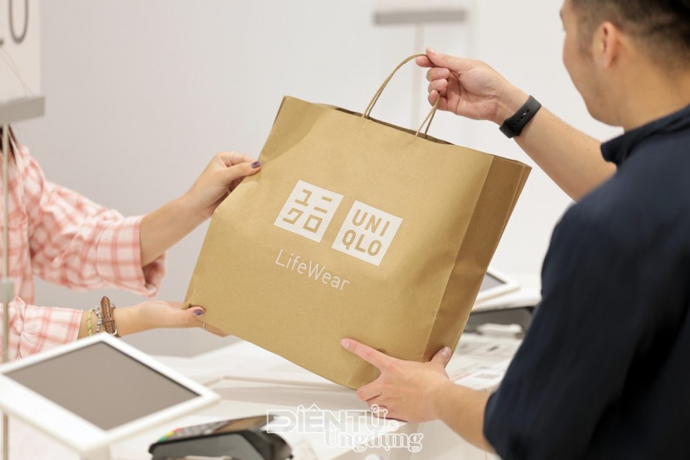 Khuyến khích sống xanh, UNIQLO Việt Nam sẽ thu phí túi giấy