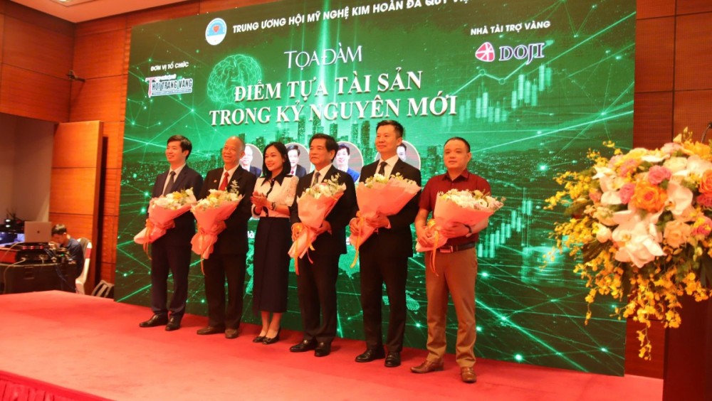 Nhà báo Hà Diệu Hiền tặng hoa cho các diễn giả tại tọa đàm 8/5.