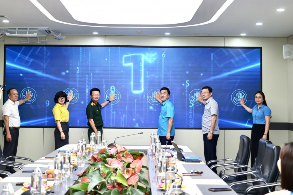 Các đại biểu ấn nút khai trương Hệ thống truy nhập Internet không dây miễn phí tại các khu nhà trọ công nhân