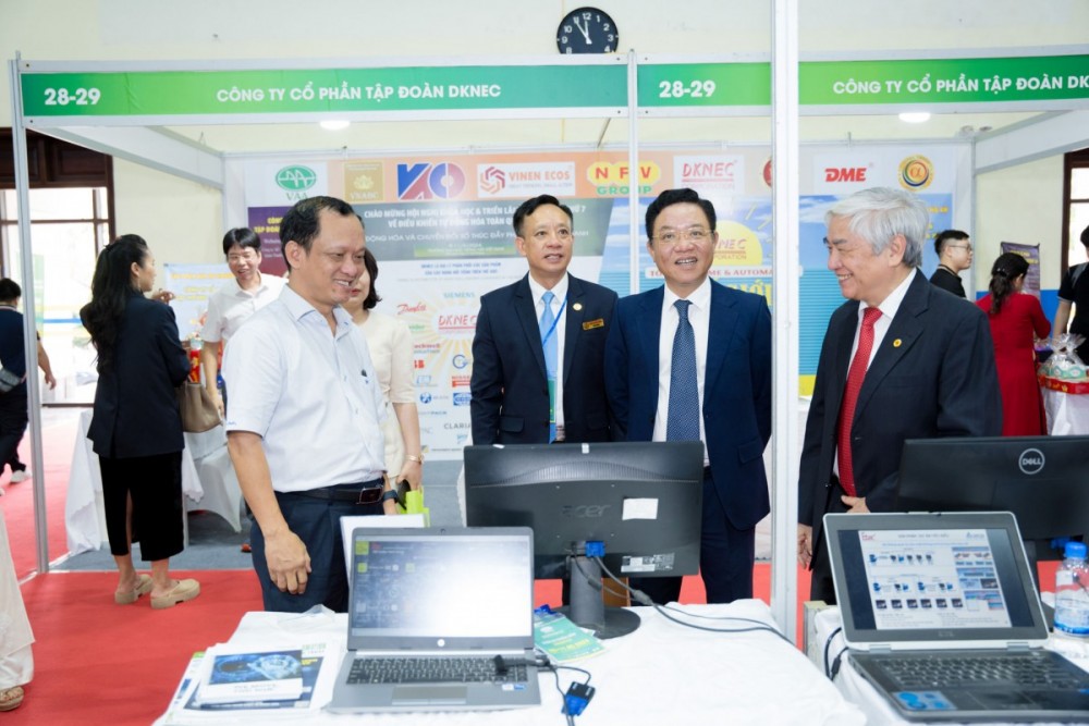 Các đại biểu tham quan các gian trưng bày sản phẩm khoa học - công nghệ tại triển lãm.