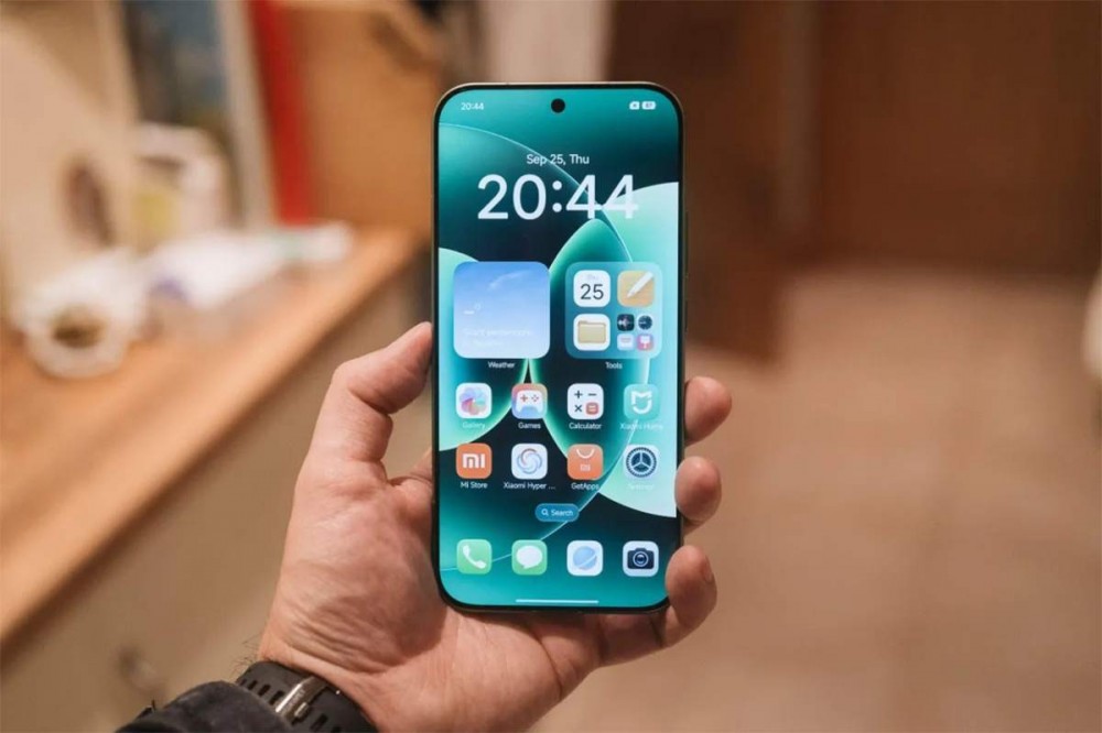 Nguyên mẫu Xiaomi 18 Pro được cho là sở hữu màn hình OLED phẳng 6,4 inch với viền siêu mỏng và camera trước đặt trong lỗ đục ở giữa màn hình. Ảnh minh họa.