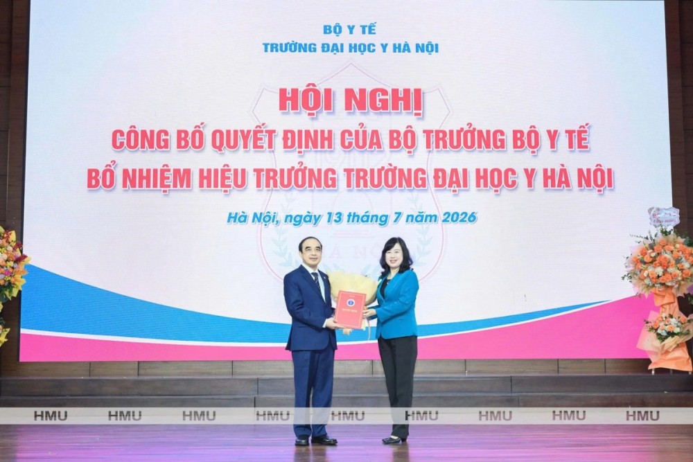 Bộ trưởng Bộ Y tế Đào Hồng Lan trao Quyết định về việc tiếp tục bổ nhiệm GS.TS.BS Nguyễn Hữu Tú giữ chức vụ Hiệu trưởng Trường Đại học Y Hà Nội. (Ảnh: Đại học Y Hà Nội)