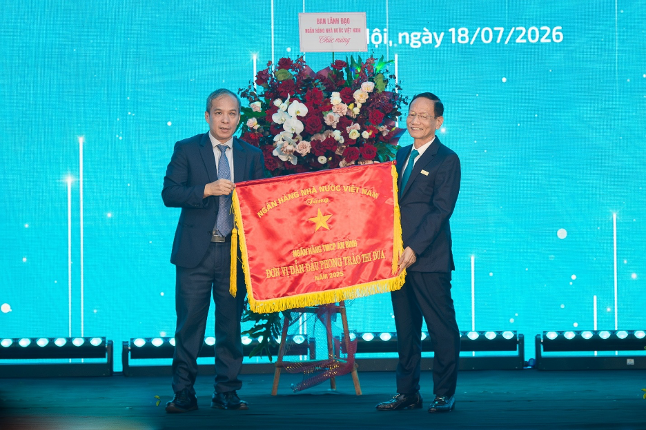 ABBank đón nhận Cờ thi đua của NHNN, tiếp tục khẳng định nền tảng tăng trưởng bền vững