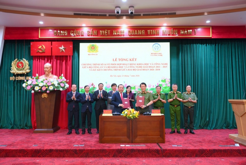 Bộ trưởng Lương Tam Quang và Bộ trưởng Vũ Hải Quân ký kết Chương trình phối hợp giữa Bộ Công an và Bộ KH&CN giai đoạn 2026 - 2030.