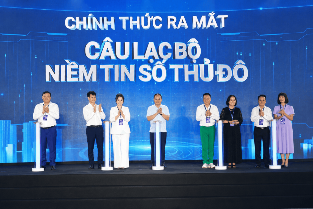 Các đại biểu ra nhấn nút ra mắt Câu lạc bộ Niềm tin số Thủ đô. (Ảnh: hanoimoi.vn)