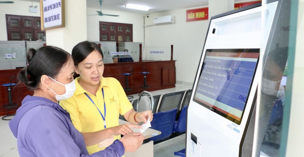 Người dân được hướng dẫn tận tình, chu đáo khi đến giải quyết thủ tục hành chính tại Trung tâm Phục vụ hành chính công tỉnh Hưng Yên