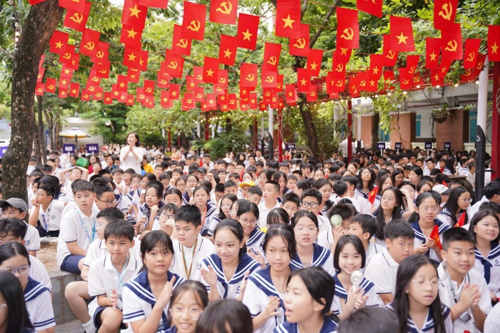 Học sinh Hà Nội náo nức bước vào năm học mới