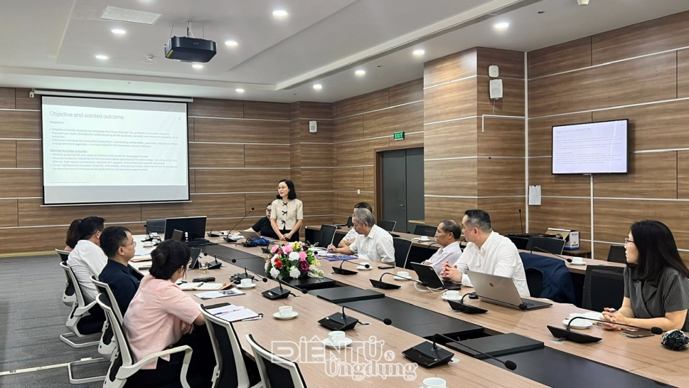 Đại diện Ericsson trình bày phương án cuộc thi ý tưởng ứng dụng 5G trước Cục Tần số vô tuyến điện và Hội Vô tuyến Điện tử Việt Nam sáng 15/9