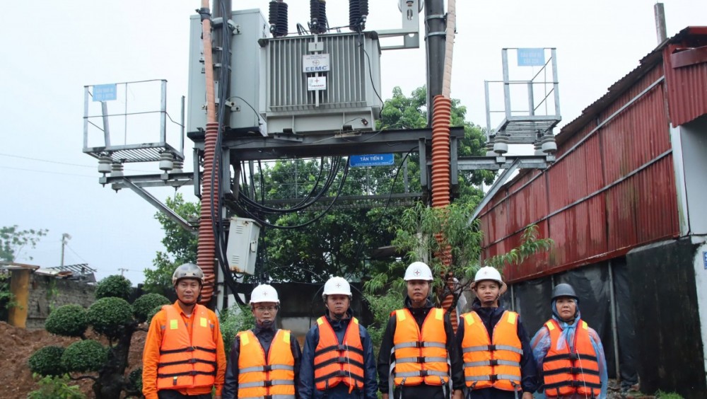 Đội quản lý điện Xuân Mai căng sức trong mưa bão, đảm bảo tuyệt đối an toàn điện khu vực