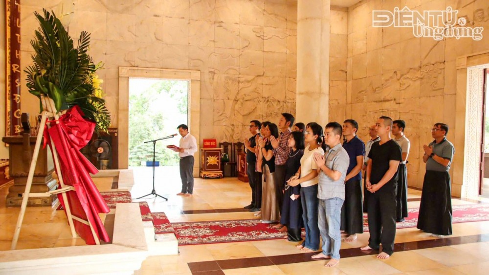 Tạp chí Điện tử và Ứng dụng về nguồn tại Pác Bó, bồi đắp lý tưởng và trách nhiệm người làm báo