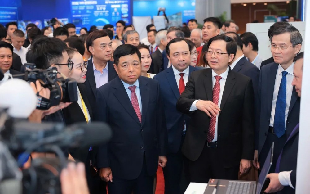 Các đại biểu tham quan gian hàng tại Lễ kỷ niệm hưởng ứng Ngày Chuyển đổi số quốc gia năm 2026. Ảnh: Bộ KH&CN