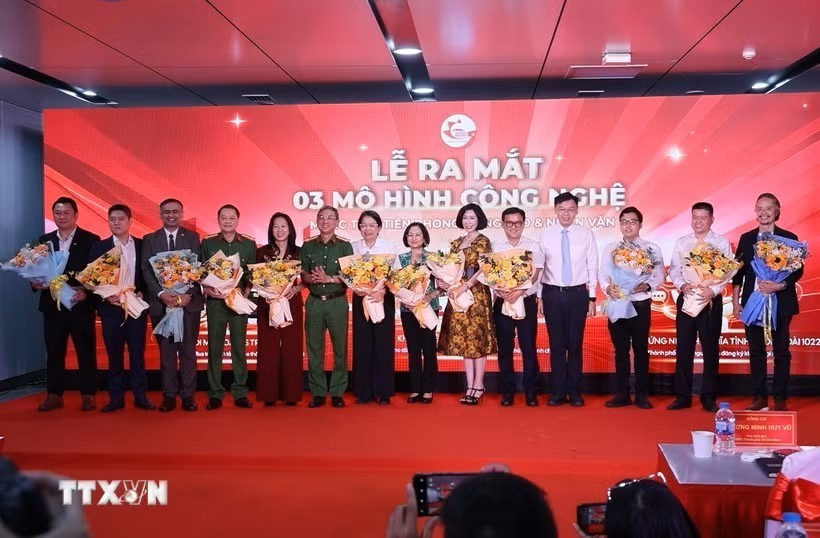 Đại diện lãnh đạo Ủy ban Nhân dân Thành phố Hồ Chí Minh chúc mừng các đơn vị thực hiện 3 mô hình chuyển đổi số phục vụ người dân. (Ảnh: Hồng Đạt/TTXVN)