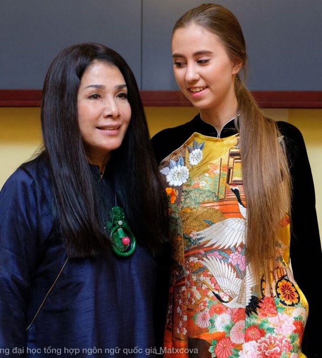 MTK Minh Hạnh đưa chiếc áo dài vượt biên xâm nhập vào làng thời trang thế giới