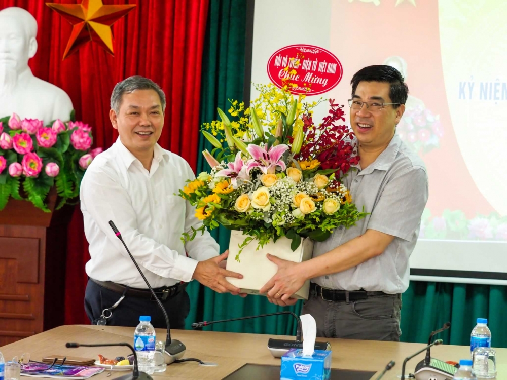 TS. Trần Đức Lai - Chủ tịch Hội Vô tuyến - Điện tử Việt Nam có lẵng hoa chúc mừng Tạp chí Điện tử