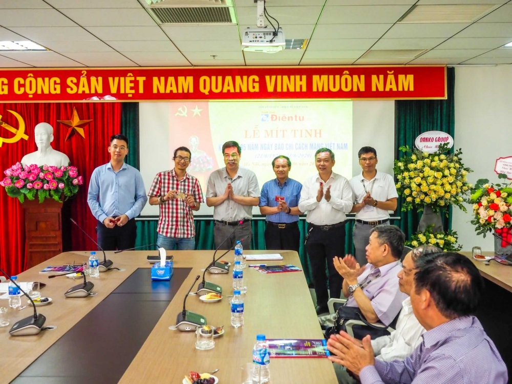 PGS.TS Trần Minh Tuấn trao thẻ Nhà báo và thẻ Hội viên Hội nhà báo Việt Nam cho các phóng viên Tạp chí