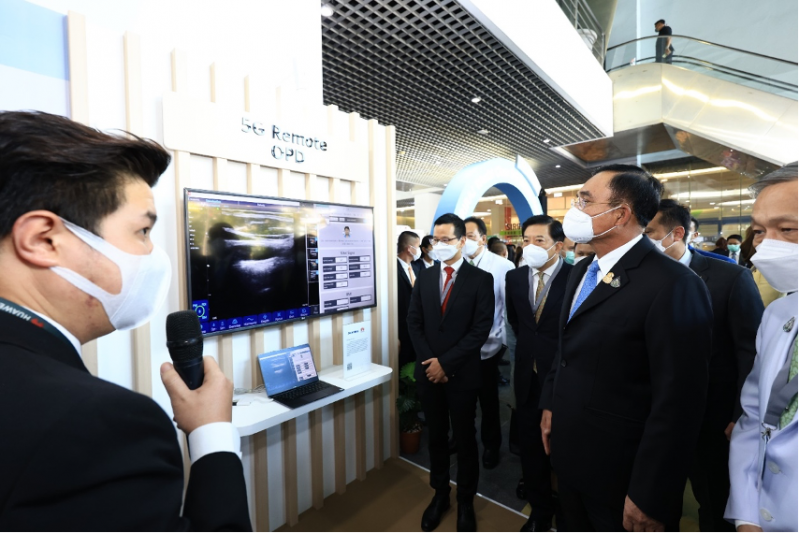 Thủ tướng Prayut Chan-o-cha cùng các đại biểu tham quan các hạng mục thành phần trong Bệnh viện thông minh 5G Siriraj