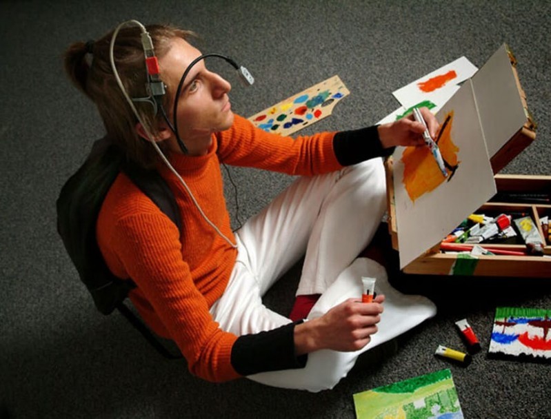 Neil Harbisson cùng với sáng tạo của mình để khắc phục khiếm khuyết của bản thân không cảm nhận được màu sắc