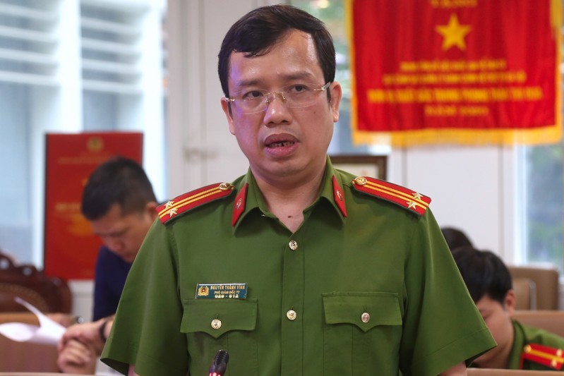 Trung tá Nguyễn Thành Vĩnh thông tin tại cuộc họp