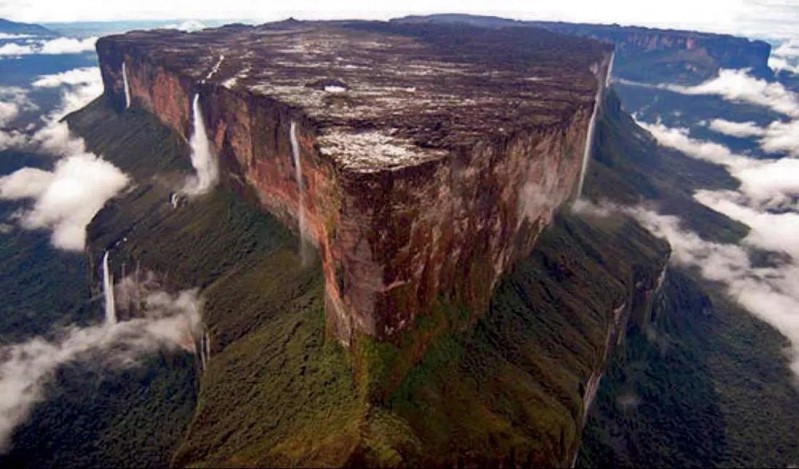 Vùng núi nằm sâu trong rừng nhiệt đới Venezuela quanh năm được mây mù bao phủ