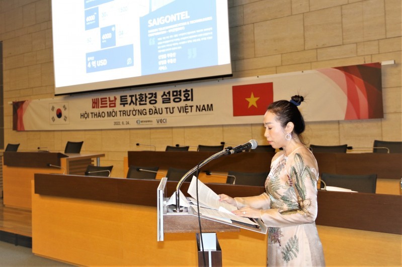 Bà Nguyễn Cẩm Phương - Tổng Giám đốc SaigonTel phát biểu tại Hội nghị