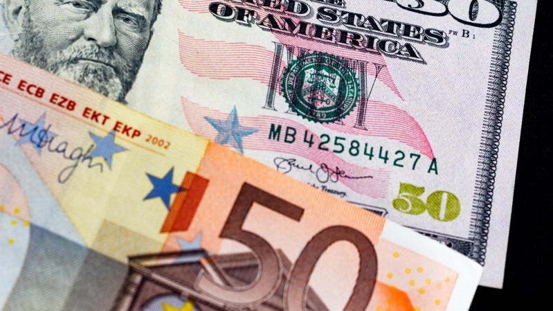 Đây là lần đầu tiên sau hơn 20 năm giá trị đồng EUR tương đương với USD