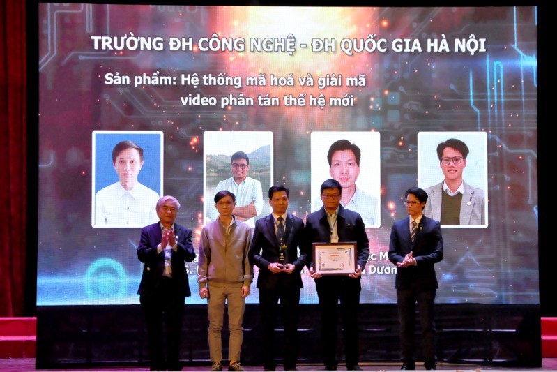 Nguyên Bộ trưởng Bộ KH&CN Nguyễn Quân trao giải REV Award 2021