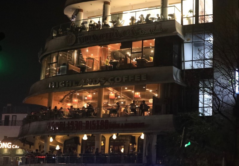 Các nhà hàng kinh doanh tại Hà Nội cũng đã hưởng ứng sự kiện Giờ trái đất 2022 khi tắt nhiều đèn trong không gian của quán