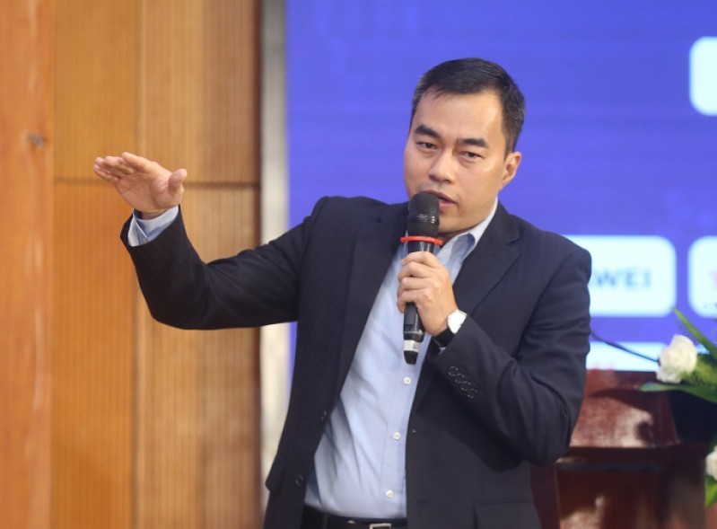 Ông Đặng Kim Long Giám đốc đối ngoại của Huawei Việt Nam chia sẻ kinh nghiệm của nhà phát triển công nghệ đến từ Trung Quốc