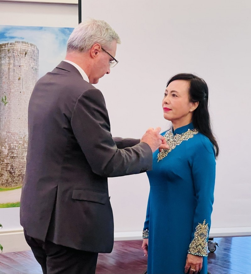 Ngài Đại sứ Nicolas Warnery thừa lệnh Tổng thống Pháp trao Huân chương Bắc Đẩu Bội tinh lần 2 cho PGS.TS Nguyễn Thị Kim Tiến - nguyên Bộ trưởng Bộ Y tế.