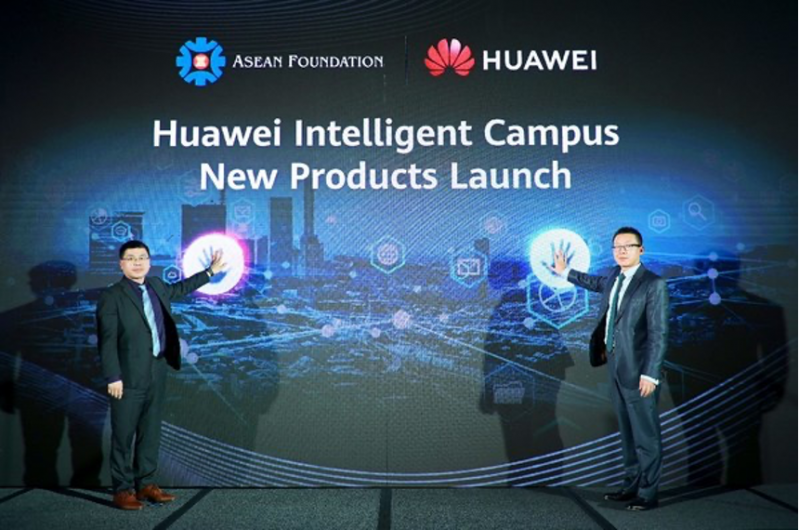 Ông Nicholas Ma, Chủ tịch Kinh doanh Doanh nghiệp Huawei APAC và ông David Lu, Chủ tịch Chiến lược & Tiếp thị Huawei APAC ra mắt sản phẩm Campus thông minh
