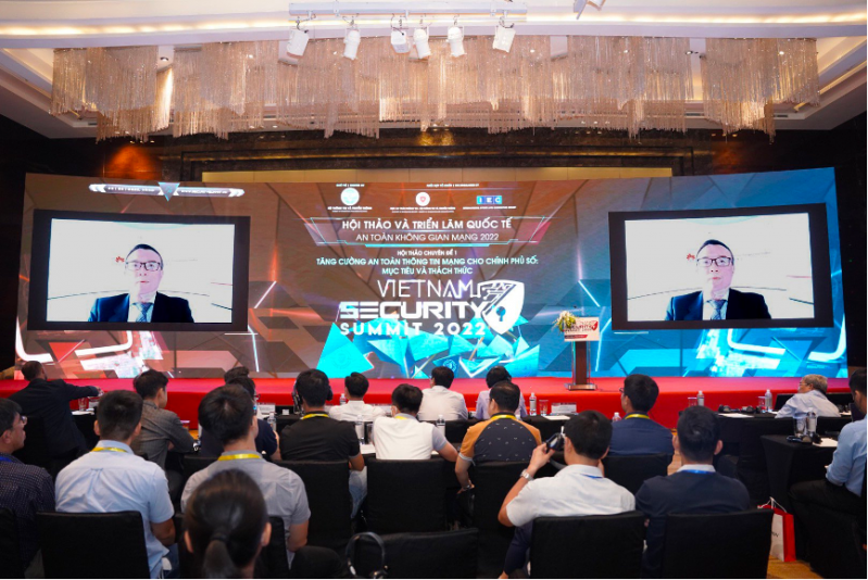 Ông Xiaoxin, chuyên gia cao cấp đến từ Trung tâm An toàn Bảo mật Toàn cầu của Huawei chia sẻ tại hội thảo