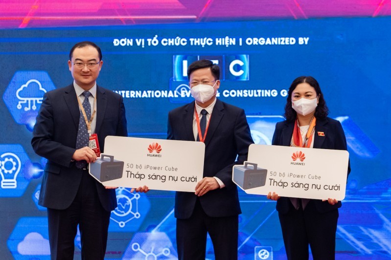 Tổng giám đốc Huawei Việt Nam David Wei đã trao tặng 100 bộ thiết bị trạm sạc dự phòng di động thông minh iSitePower-M cho các điểm trường vùng sâu vùng xa thuộc tỉnh Bắc Kạn và tỉnh Hoà Bình, với tổng giá trị lên đến 1,2 tỷ đồng