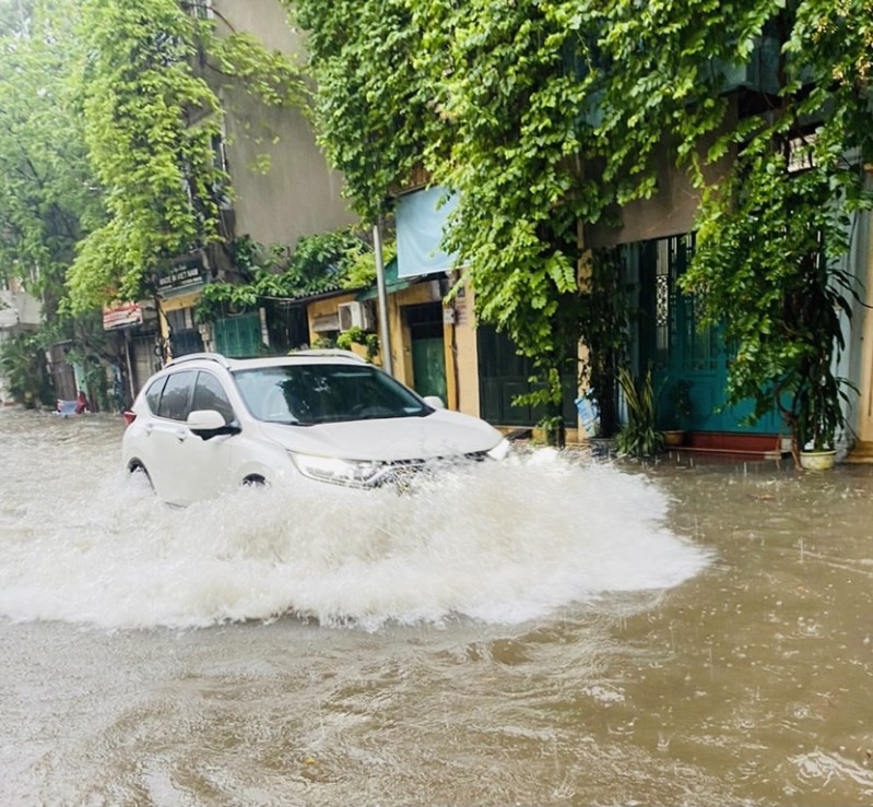 Mới chỉ mưa trong 2 giờ nhưng đã khiến cho các phương tiện ngập trong biển nước