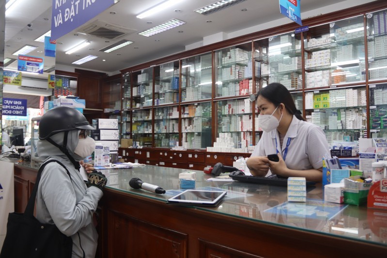 Thủ tướng Phạm Minh Chính yêu cầu phải cắt giảm các thủ tục hành chính để đảm bảo nhân dẫn dễ dàng tiếp cận với thuốc điều trị COVID-19