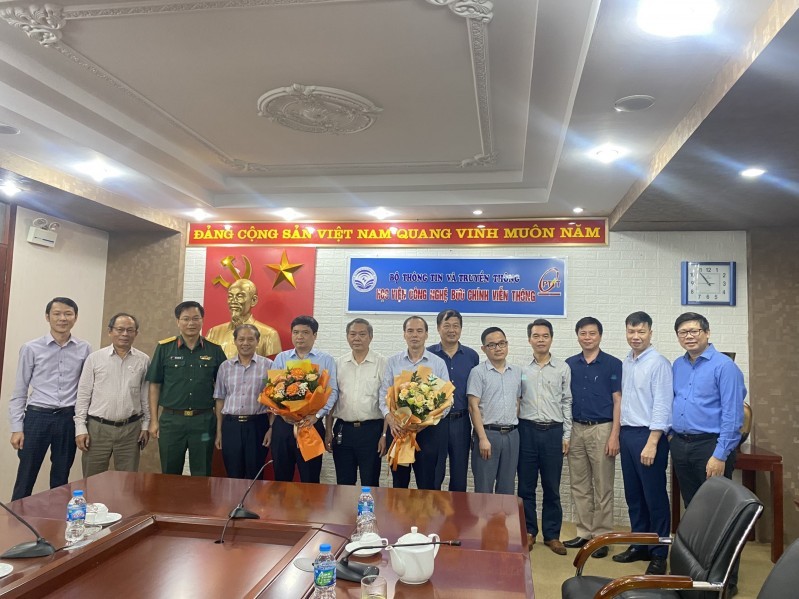 Đoàn công tác của Hội Vô tuyến - Điện tử Việt Nam chúc mừng sự thành công trong việc chuyển giao thế hệ lãnh đạo tại Học viện Công nghệ, Bưu chính, Viễn thông