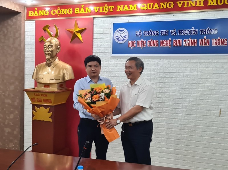 Chủ tịch Hội Vô tuyến - Điện tử Việt Nam Trần Đức Lai tặng hoa chúc mừng tân Giám đốc Học viện Công nghệ Bưu chính Viễn thông Đặng Hoài Bắc