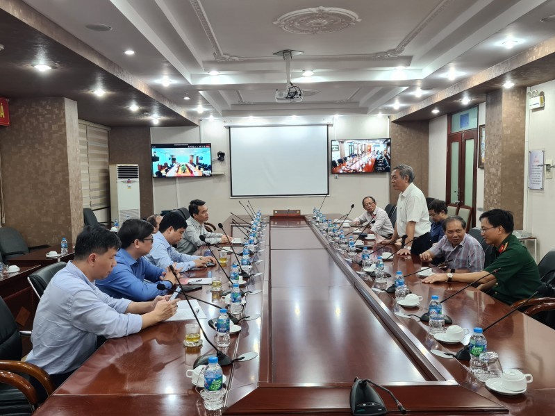 Chủ tịch Hội Vô tuyến - Điện tử Việt Nam Trần Đức Lai phát biểu chúc mừng tân Giám đốc Đặng Hoài Bắc trong buổi làm việc giữa hai đơn vị