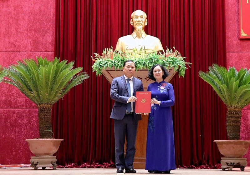 Trưởng Ban Tổ chức Trung ương Trương Thị Mai trao quyết định cho ông Nguyễn Phi Long.