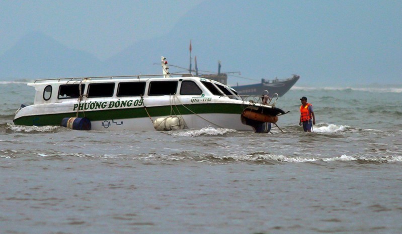 Tàu khách du lịch Phương Đông 05 gặp nạn khi đang vận chuyển hành khách trên biển Cửa Đại