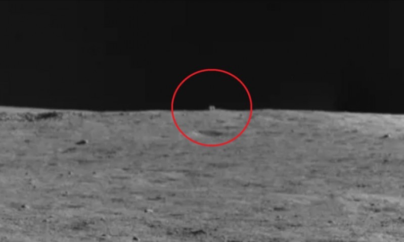 Tàu Thỏ Ngọc 2 đã gửi những hình ảnh về khám phá Mặt Trăng trong đó xuất hiện một hình ảnh về "lều bí ẩn" mới bị phát hiện này