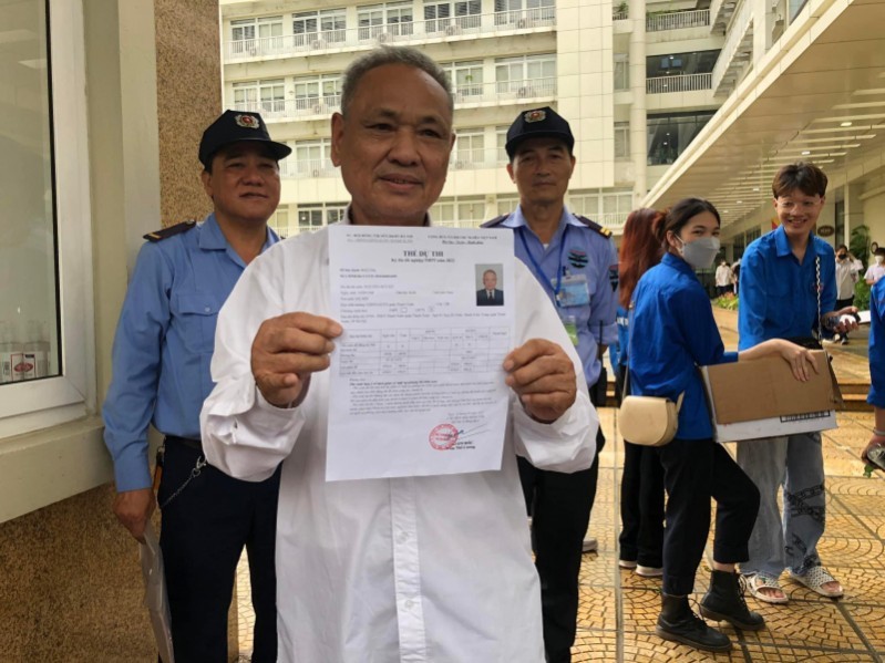 Cụ ông Nguyễn Huy Kỳ (82 tuổi- thí sinh lớn tuổi nhất ở kỳ thi tốt nghiệp THPT năm 2022) đã đủ điểm tốt nghiệp THPT năm 2022.