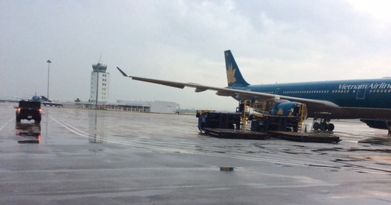 Cơn mưa giông lớn tại Tân Sơn Nhất chiều 3/5 khiến nhiều chuyến bay không thể cất - hạ cánh