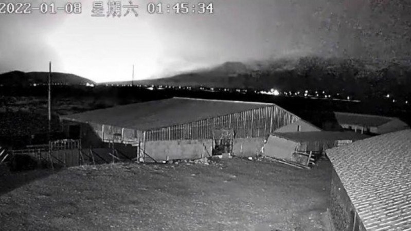 Những hình ảnh được các camera an ninh tại địa phương ghi lại ngay trước thời điểm diễn ra trận động đất gây hậu quả nghiêm trọng tại Trung Quốc