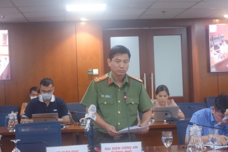 Phó trưởng phòng Tham mưu Công an TP, Thượng tá Lê Mạnh Hà thông tin trước báo giới về việc chậm trả CCCD cho người dân dù đã làm từ rất lâu