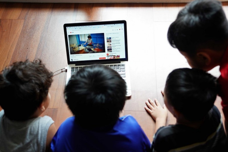 Trẻ có thể gặp những nội dung không phù hợp khi dùng mạng xã hội.