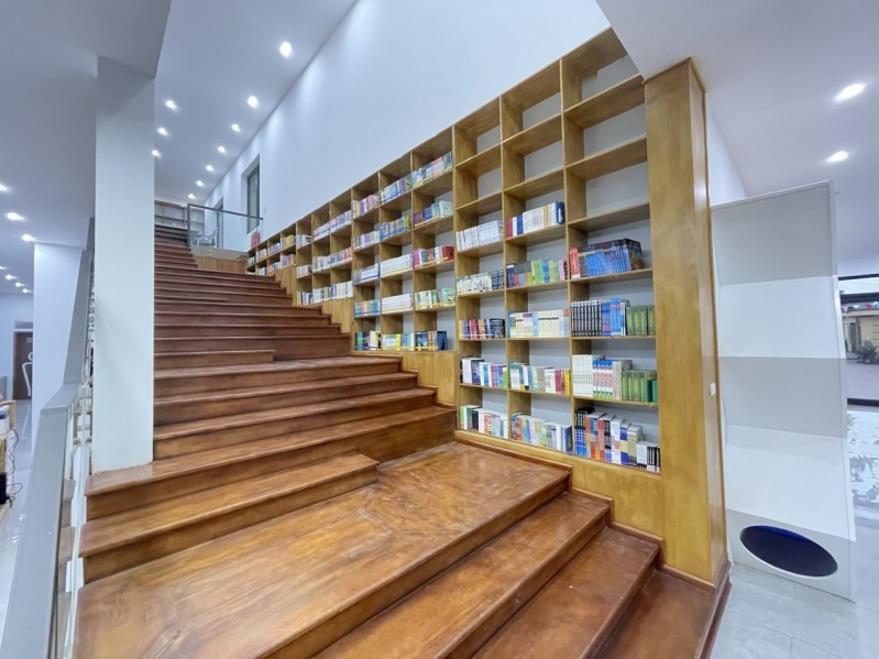 Trung tâm có một thư viện mở để các em học sinh và người dân đọc sách, báo.
